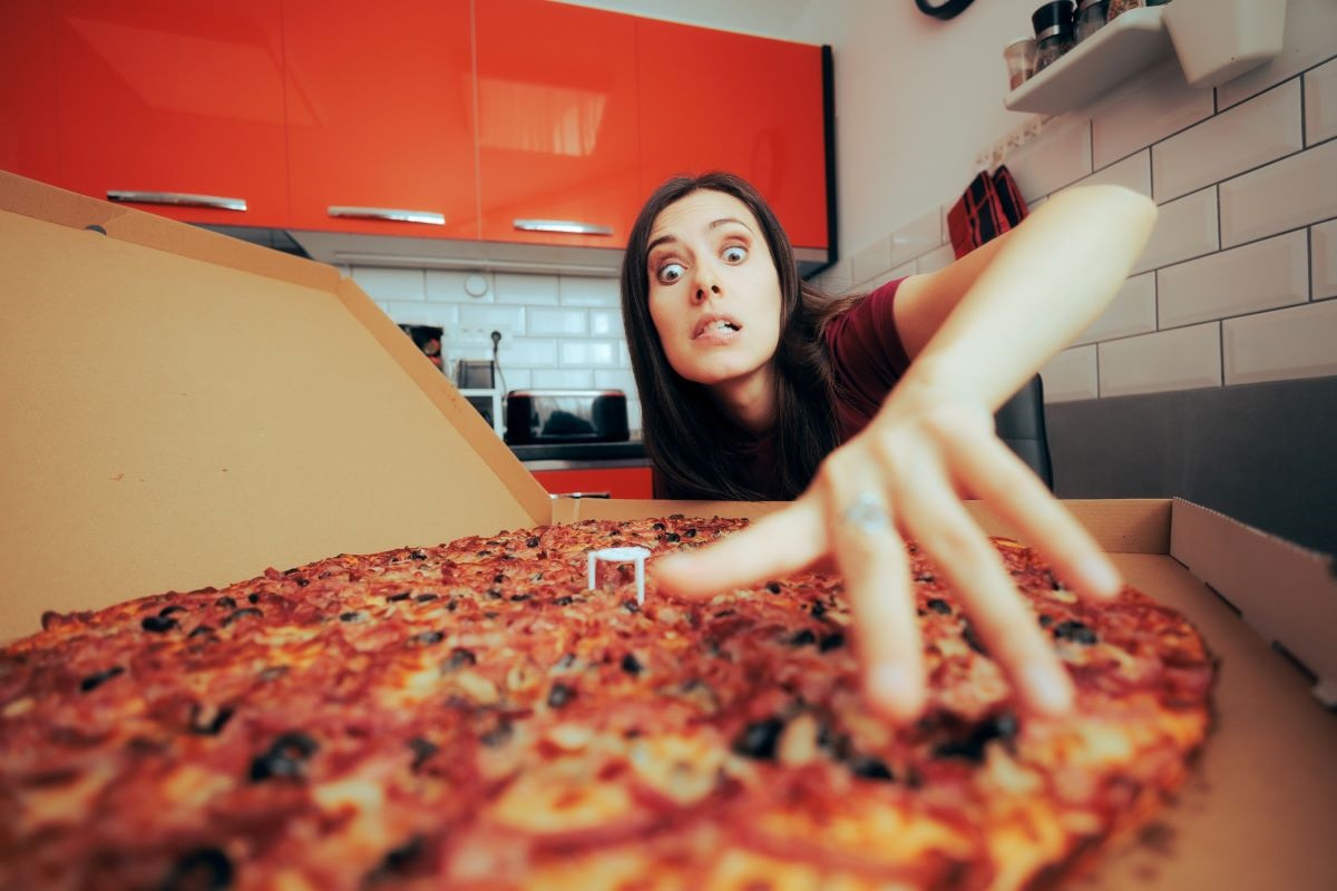 Nutkavé přejídání se projevuje silnou chutí k jídlu, rychlou konzumací a dokonce hltáním jídla až do pocitu sytosti. Zdroj fotografií: Getty Images Záchvat přejídání